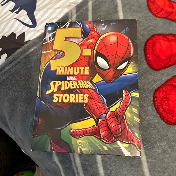 Spiderman blanket and Spiderman 5 Minute Bedtime Stories Bundle - Picture 5 of 6
